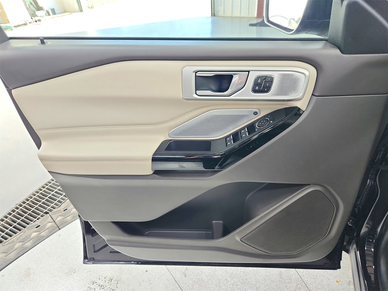 Used 2023 Ford Explorer Platinum w/ Technology Package image 36