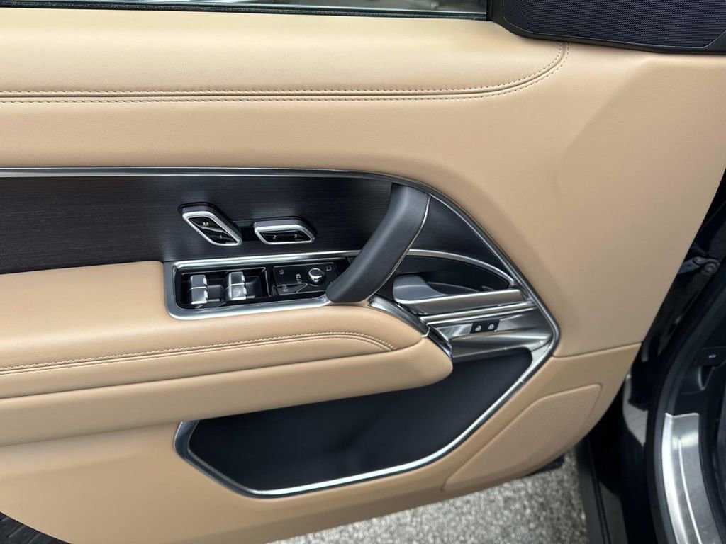 Certified 2025 Land Rover Range Rover SE image 18