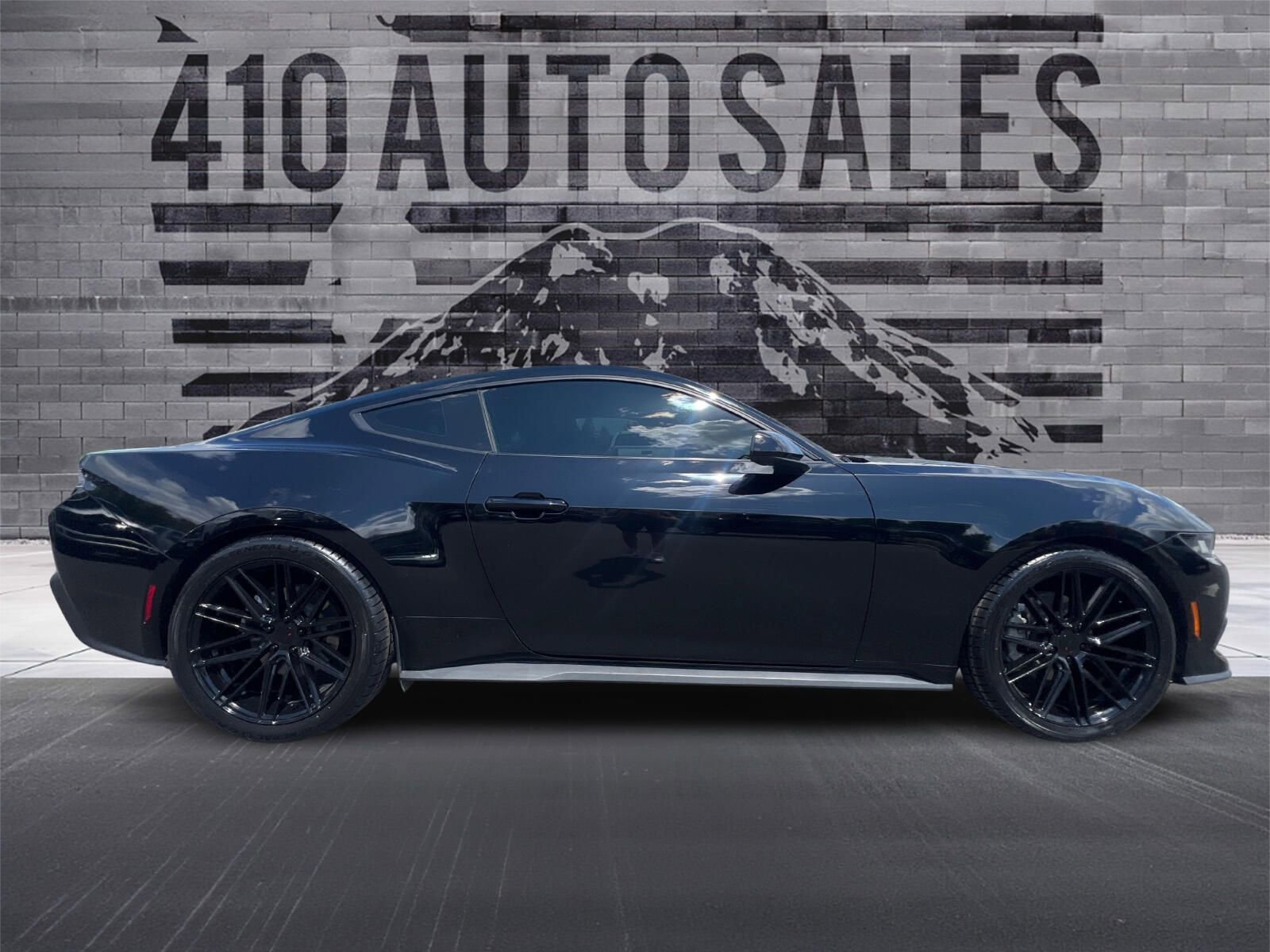 Used 2024 Ford Mustang Coupe image 2
