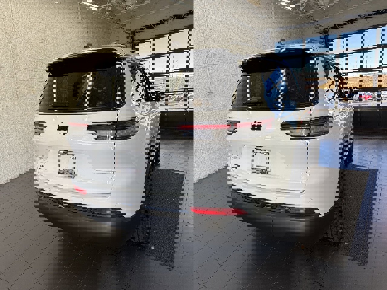 Used 2023 Jeep Grand Cherokee L Limited w/ Black Appearance Package image 7