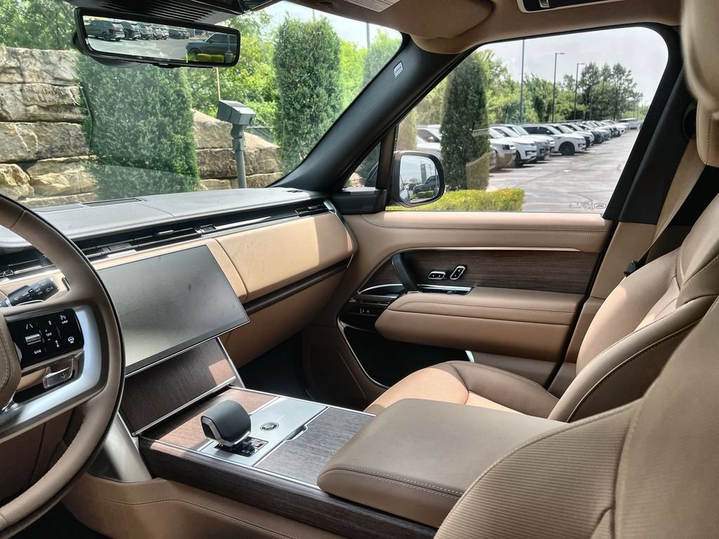 New 2026 Land Rover Range Rover Long Wheelbase SE AWD/4WD image 13