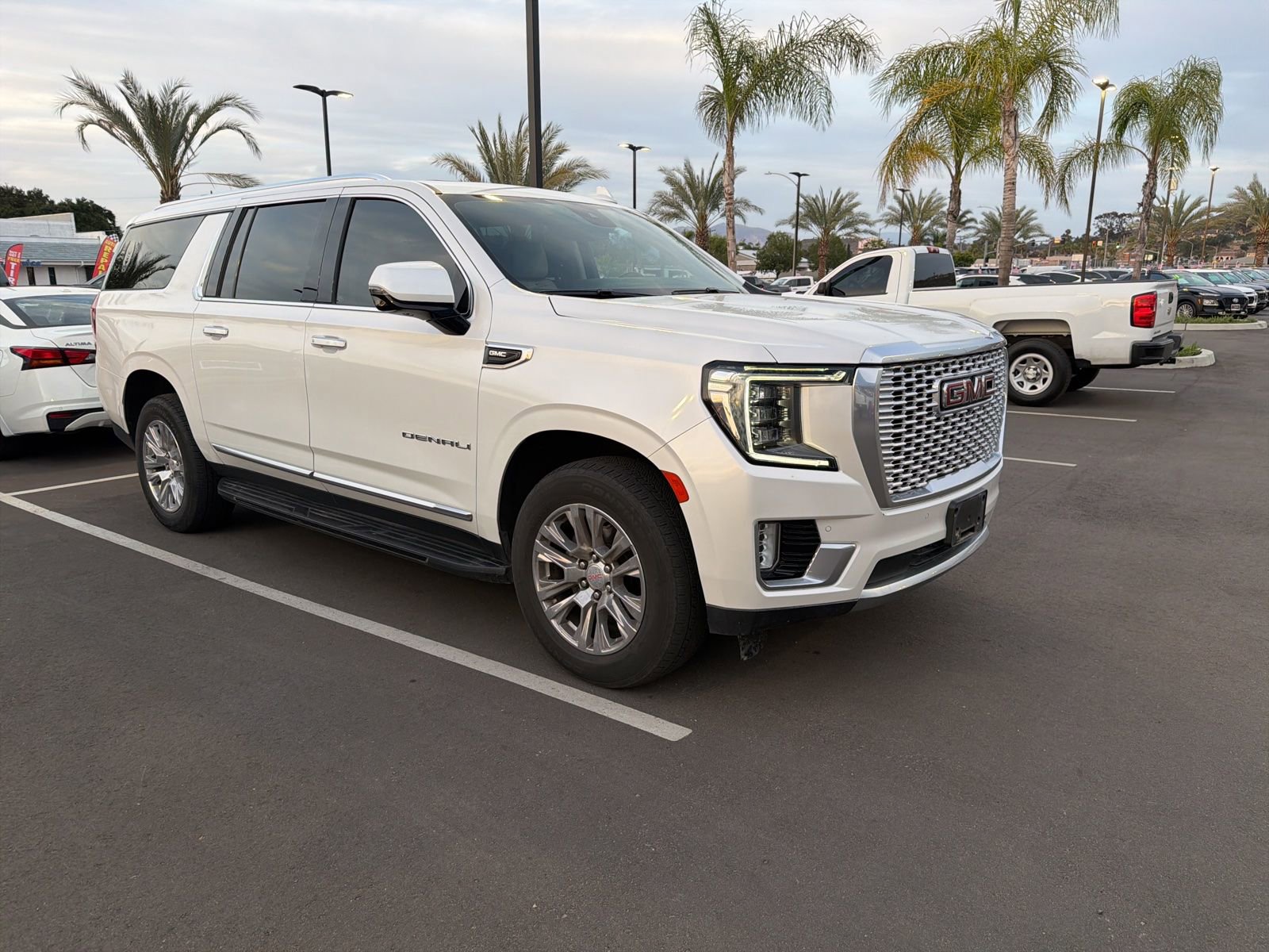 Used 2023 GMC Yukon XL Denali image 11