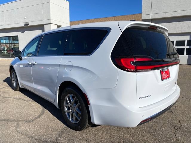 Used 2024 Chrysler Pacifica Touring-L image 3