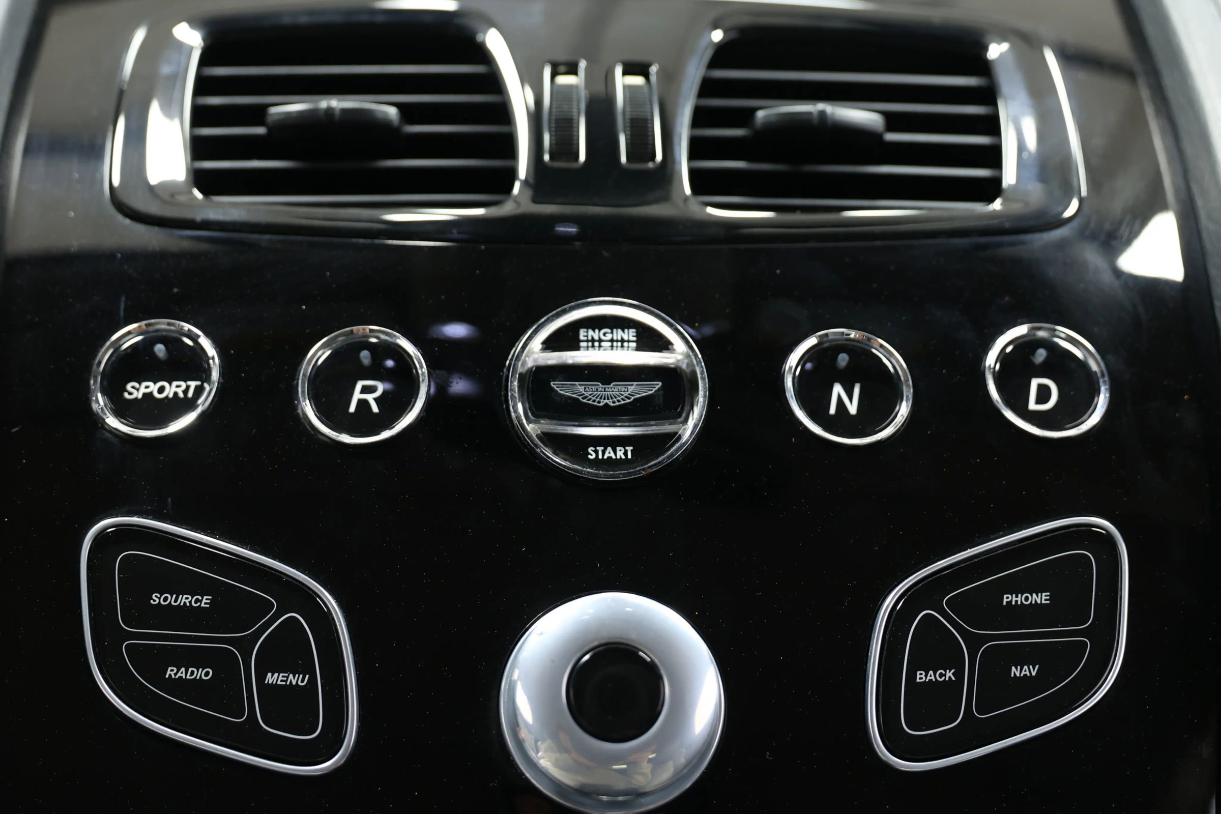 Used 2016 Aston Martin V8 Vantage S image 24