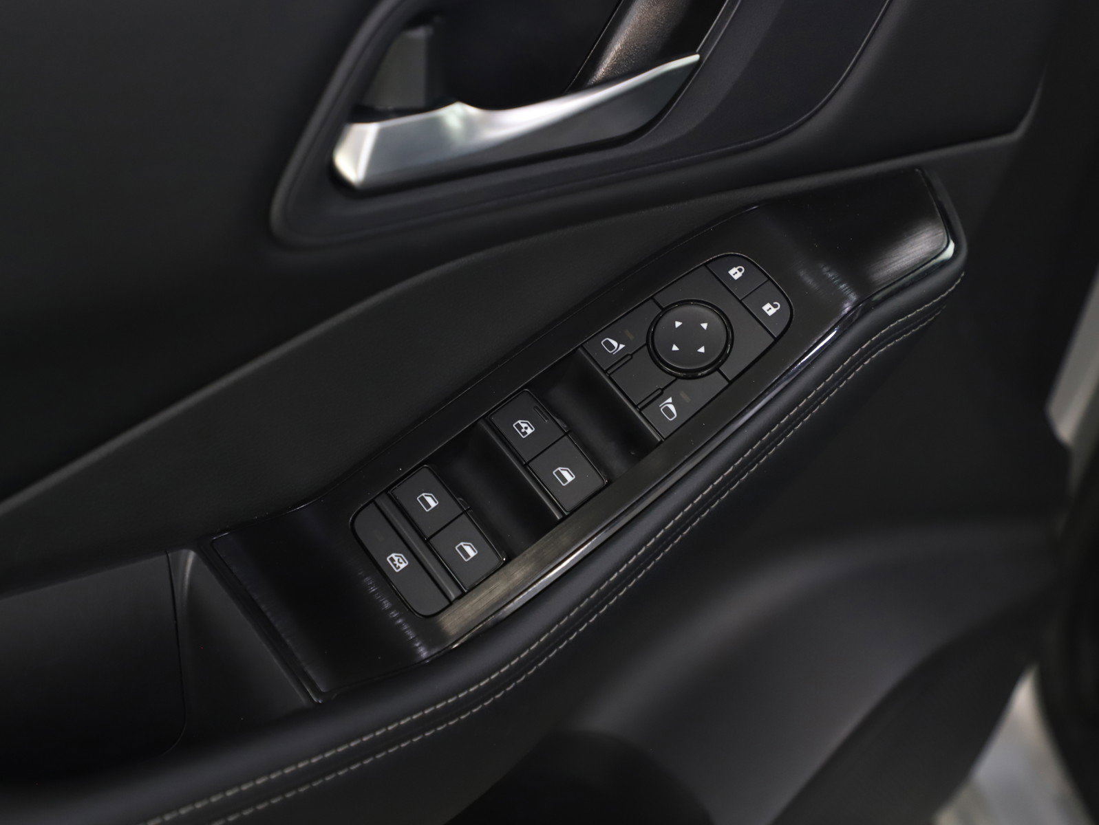 Used 2025 Nissan Rogue SV image 20