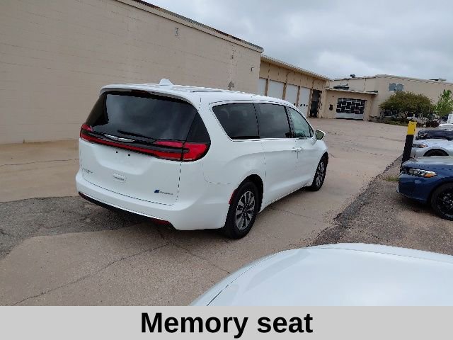 Used 2022 Chrysler Pacifica Touring-L image 4