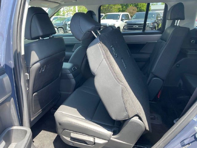 Used 2025 Hyundai Santa Fe SEL FWD image 32
