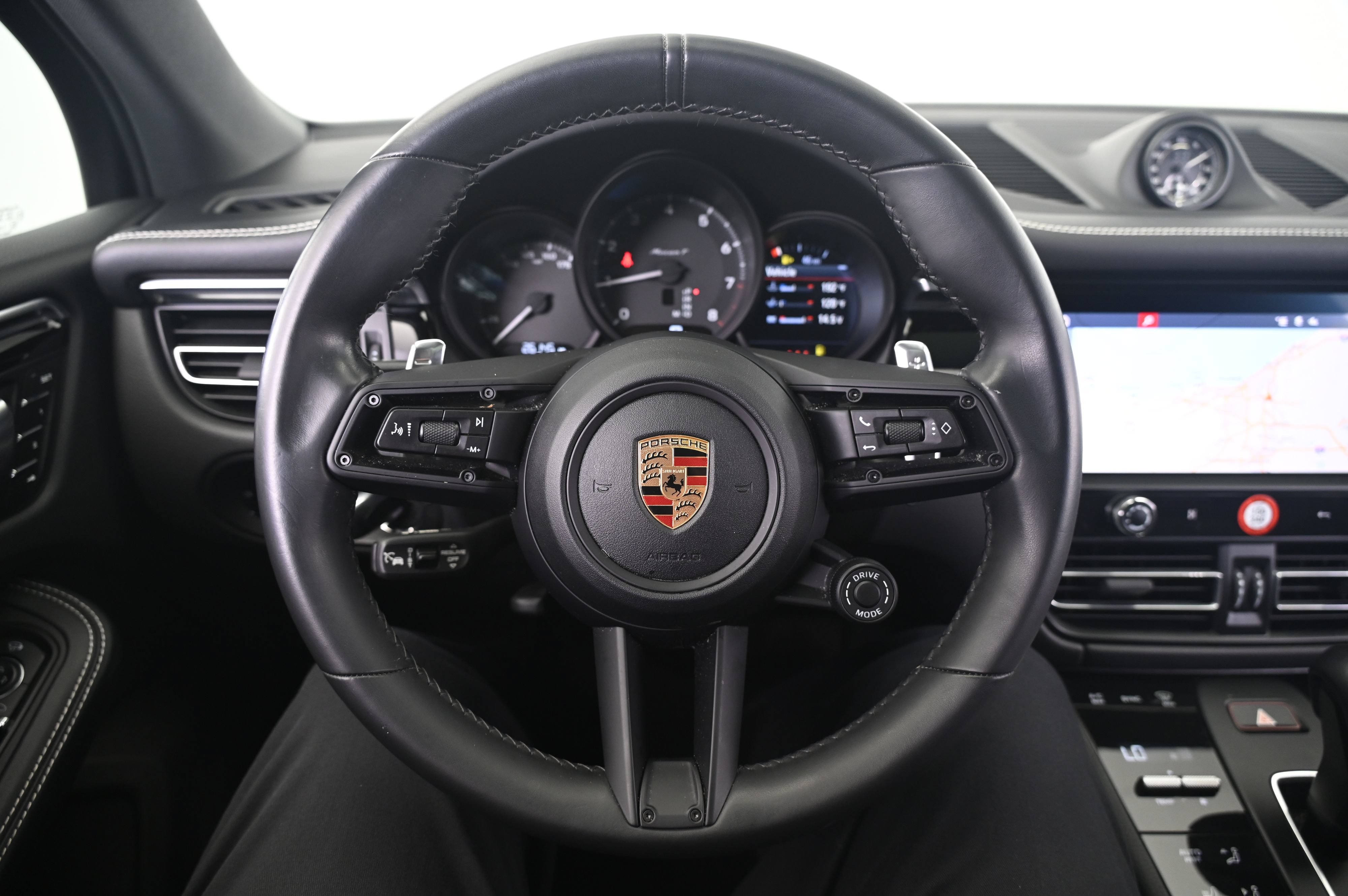 Certified 2023 Porsche Macan Turbo AWD/4WD image 35