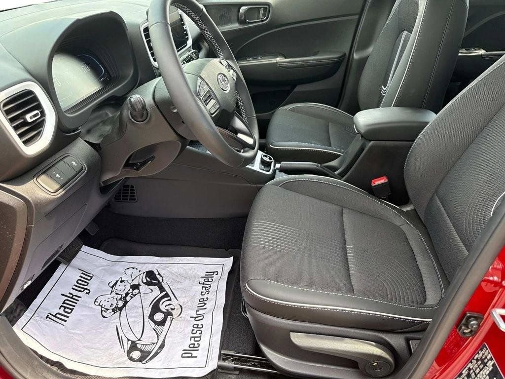 Used 2024 Hyundai Venue Limited image 8