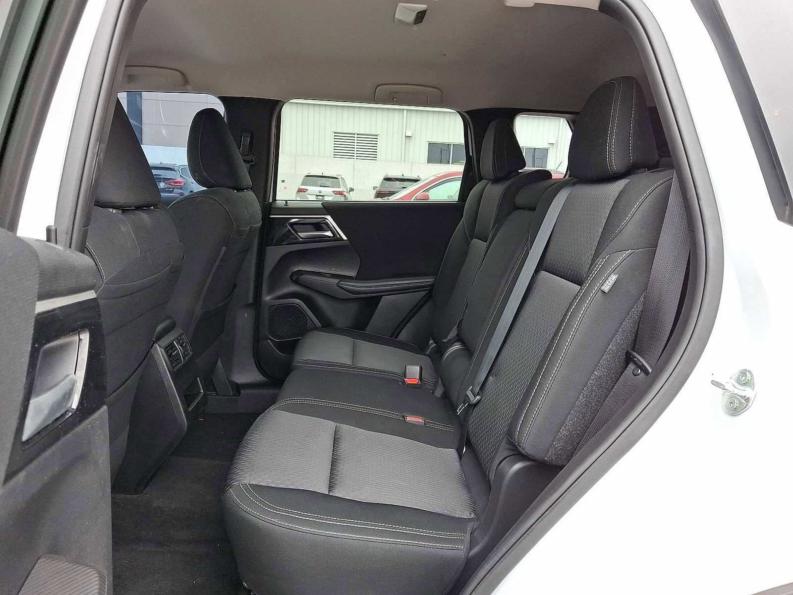 Used 2024 Mitsubishi Outlander ES image 29