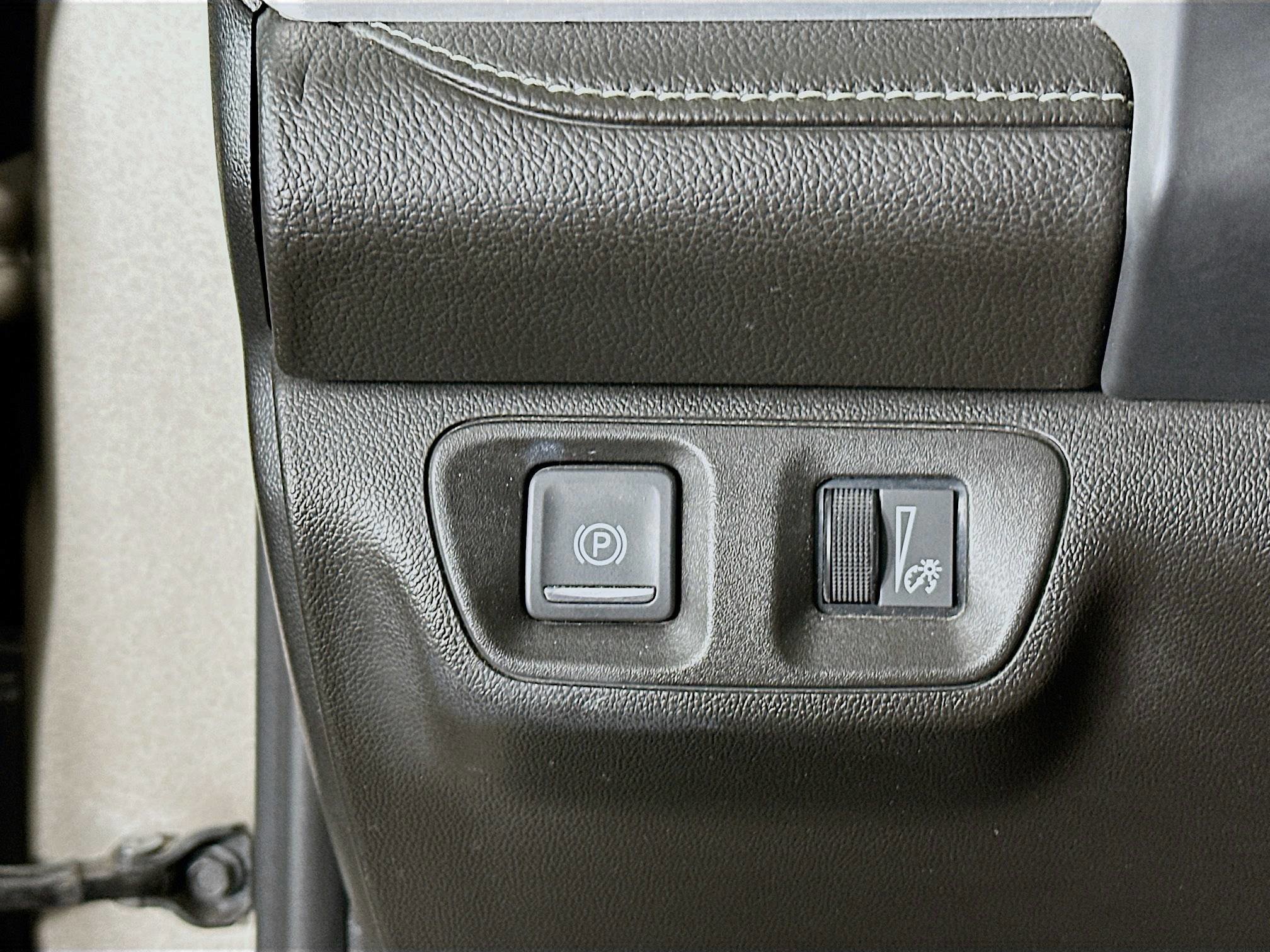 Used 2023 GMC Acadia SLE image 17