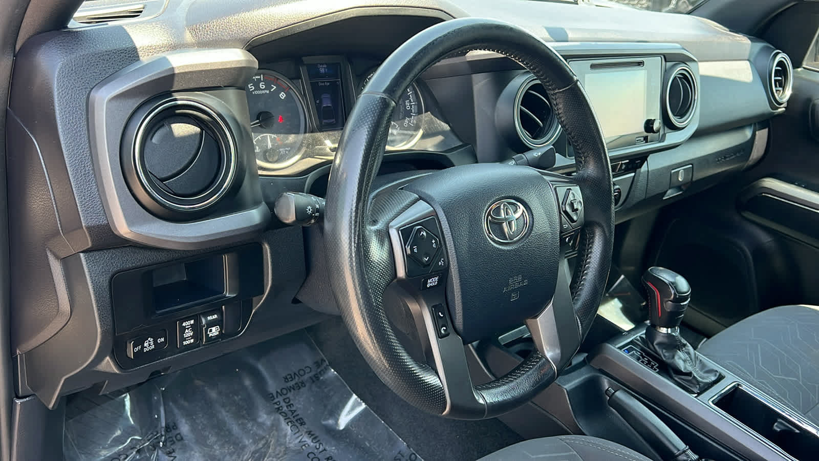 Used 2017 Toyota Tacoma TRD Off-Road w/ Premium & Technology Package AWD/4WD image 10