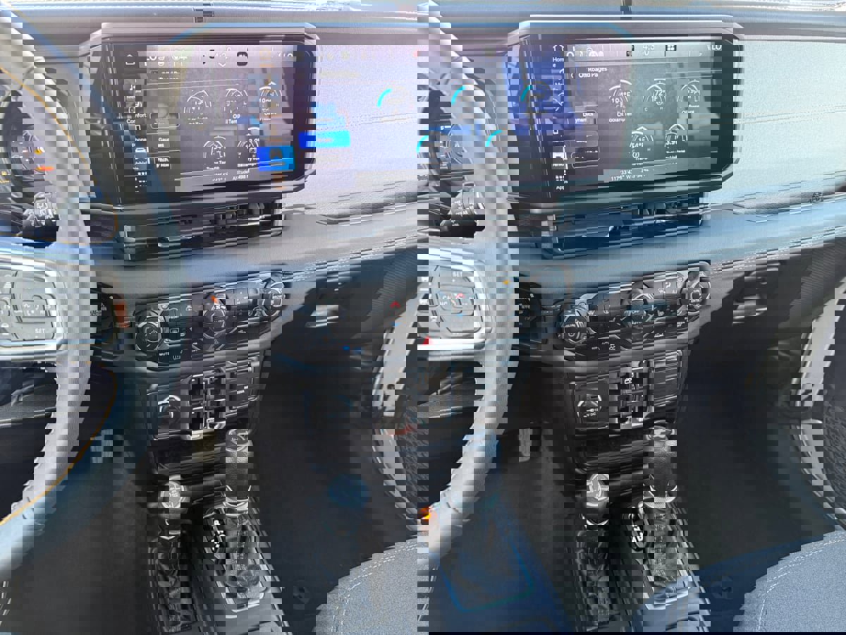 Used 2024 Jeep Wrangler Sahara image 11