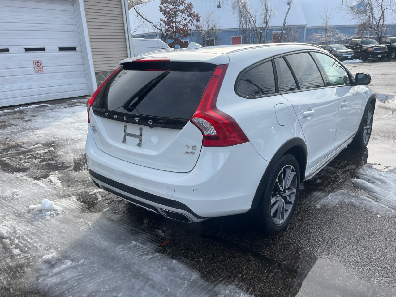 Used 2017 Volvo V60 T5 Cross Country w/ Convenience Package image 3