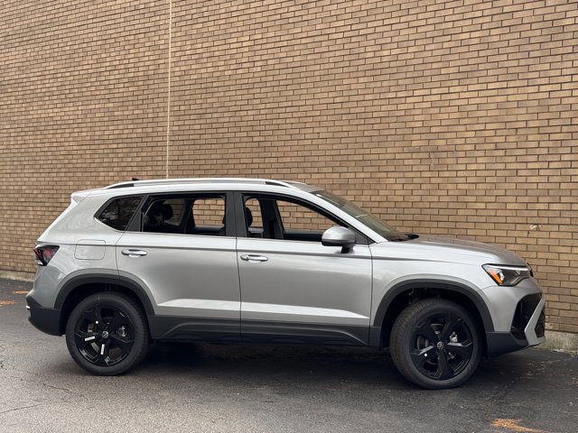 New 2025 Volkswagen Taos SEL image 4