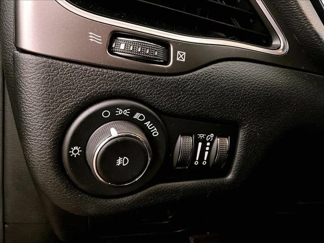 Used 2020 Jeep Cherokee Latitude Plus w/ Cold Weather Group AWD/4WD image 30