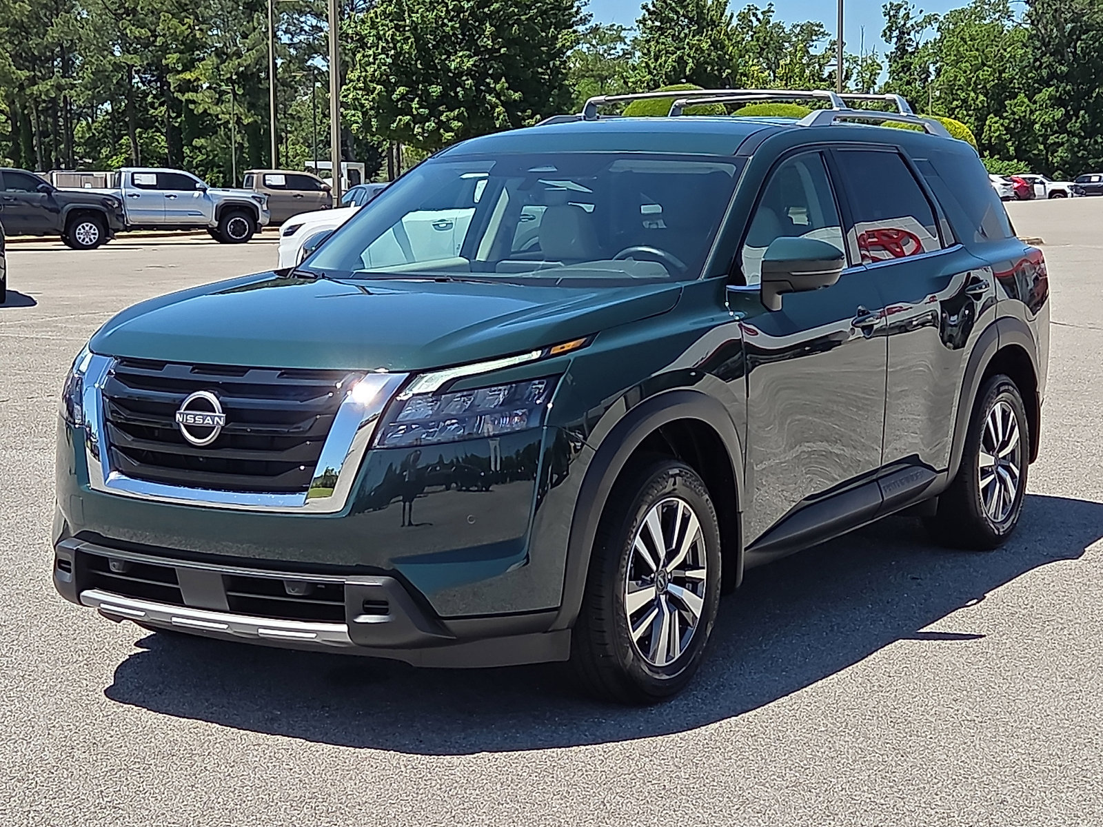 Used 2025 Nissan Pathfinder SL FWD image 2