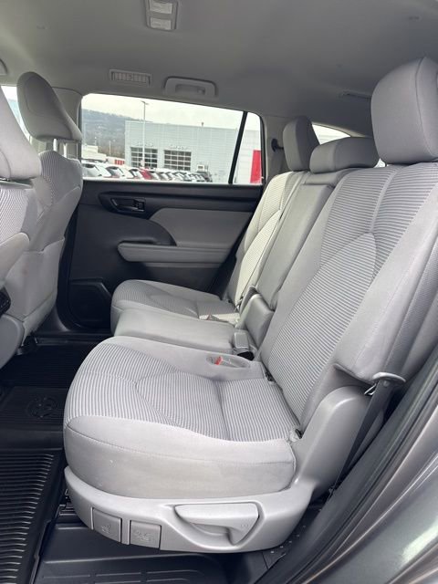 Used 2023 Toyota Highlander LE image 11