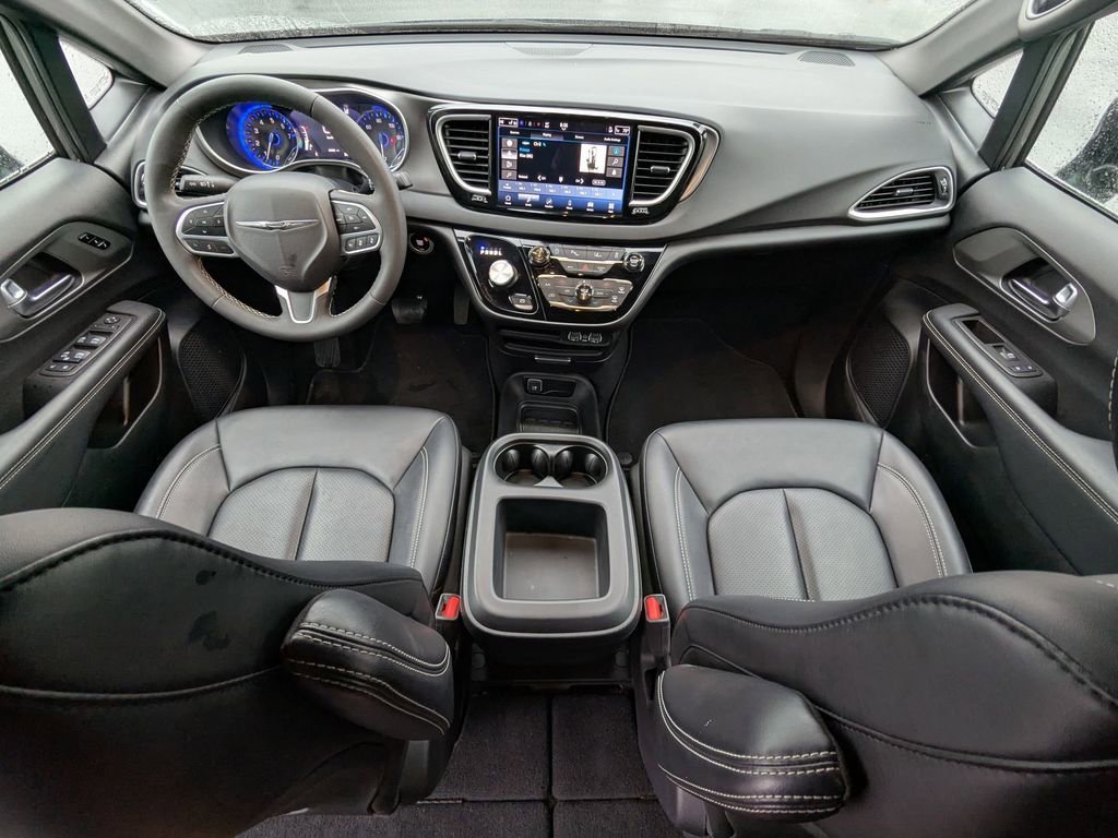Used 2025 Chrysler Pacifica Select image 27