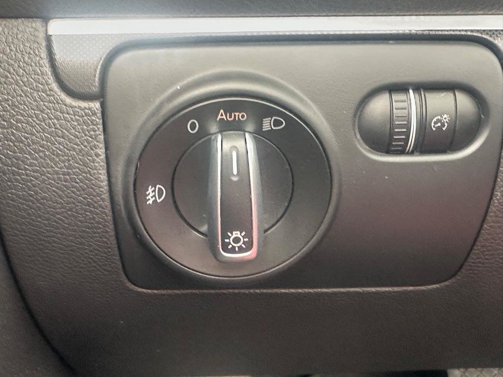 Used 2012 Volkswagen Eos Executive FWD image 26