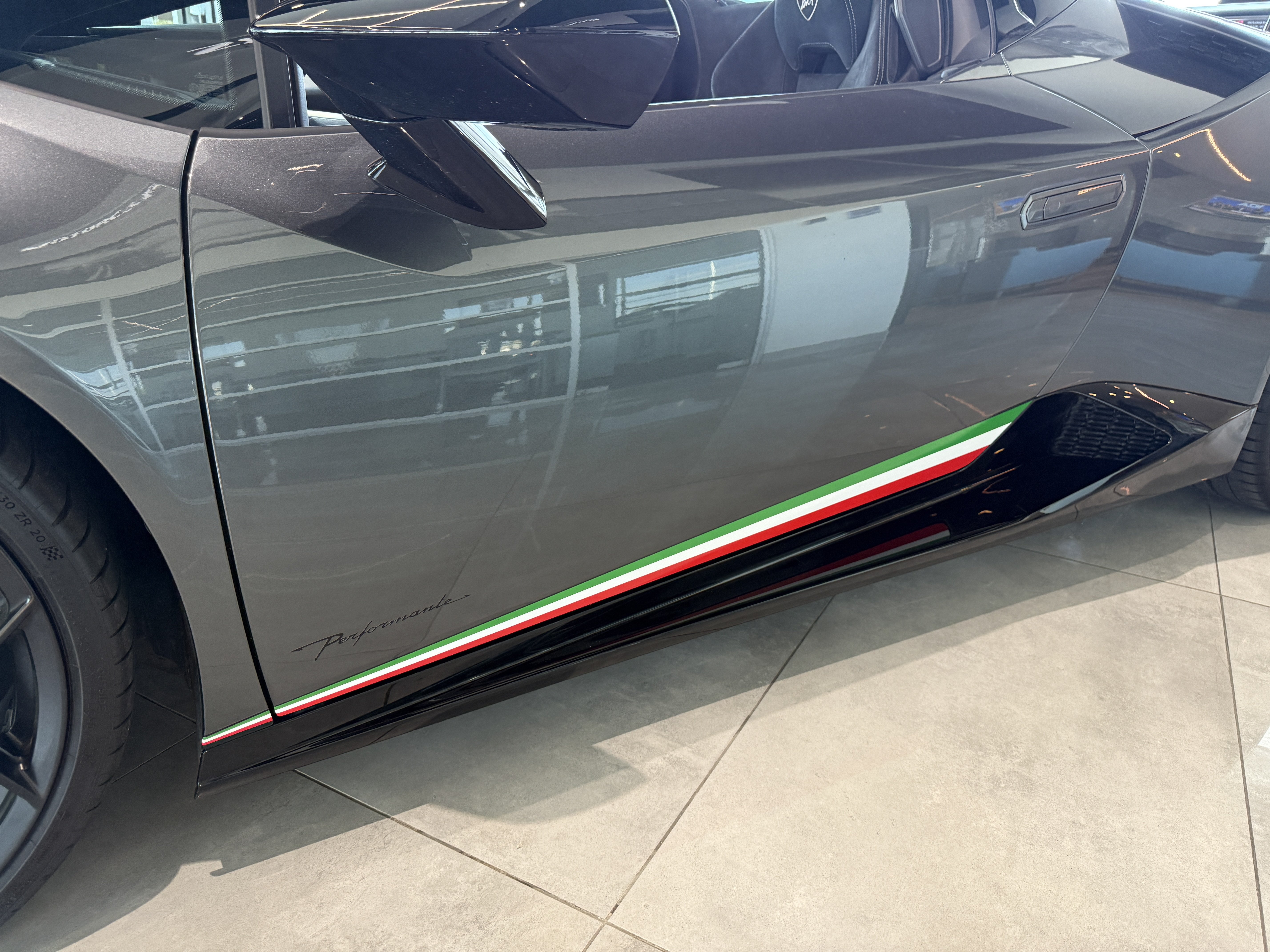 Used 2019 Lamborghini Huracan Performante AWD/4WD image 38