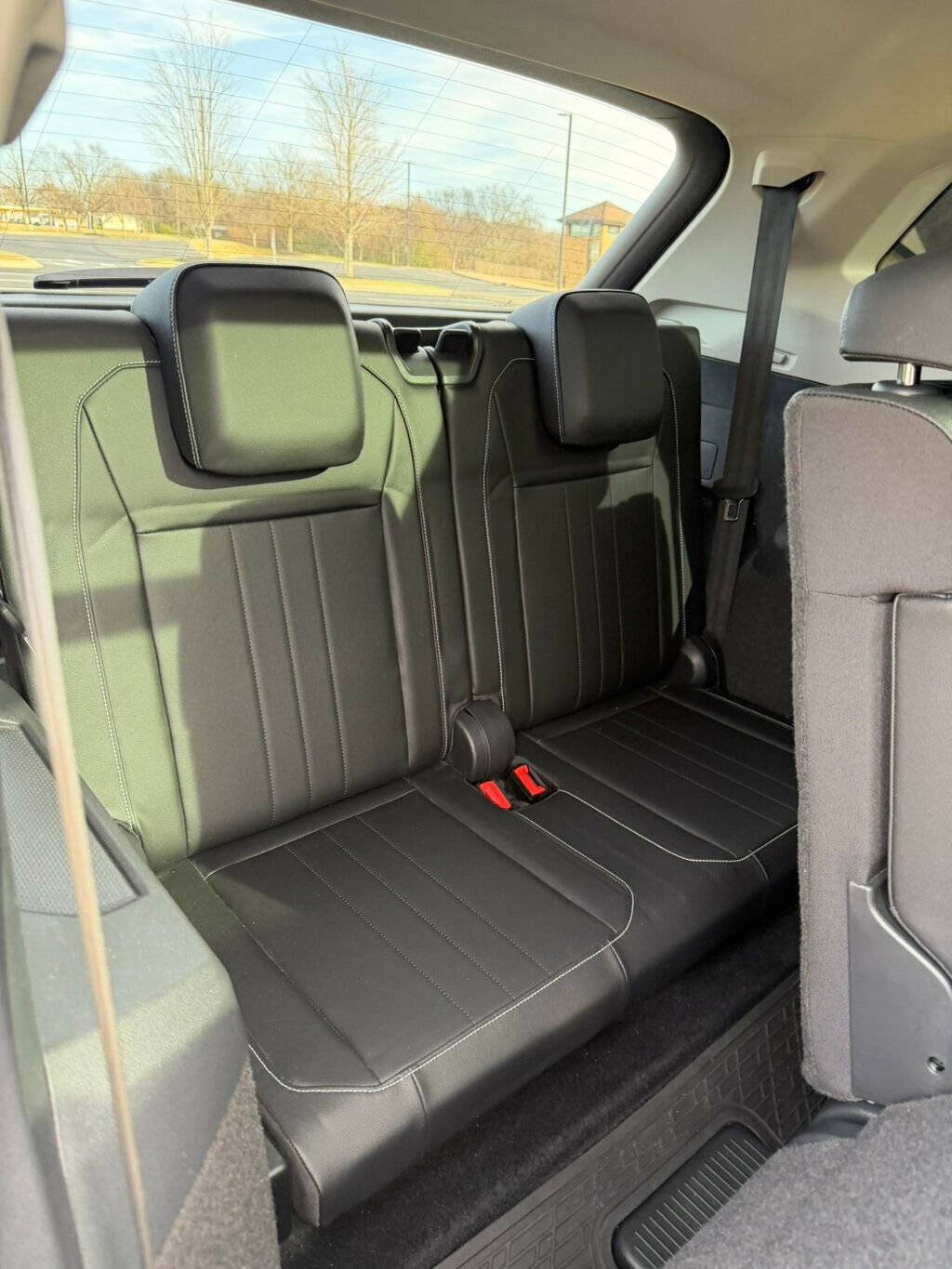 Used 2022 Volkswagen Tiguan SE w/ Panoramic Sunroof Package image 17