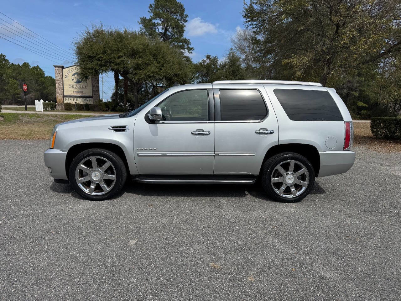 Used 2012 Cadillac Escalade Luxury image 3