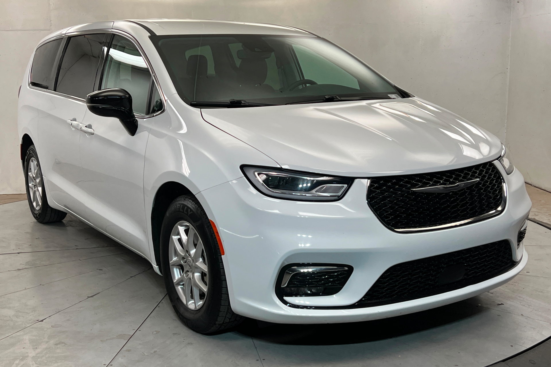 Used 2024 Chrysler Pacifica Touring-L FWD image 8