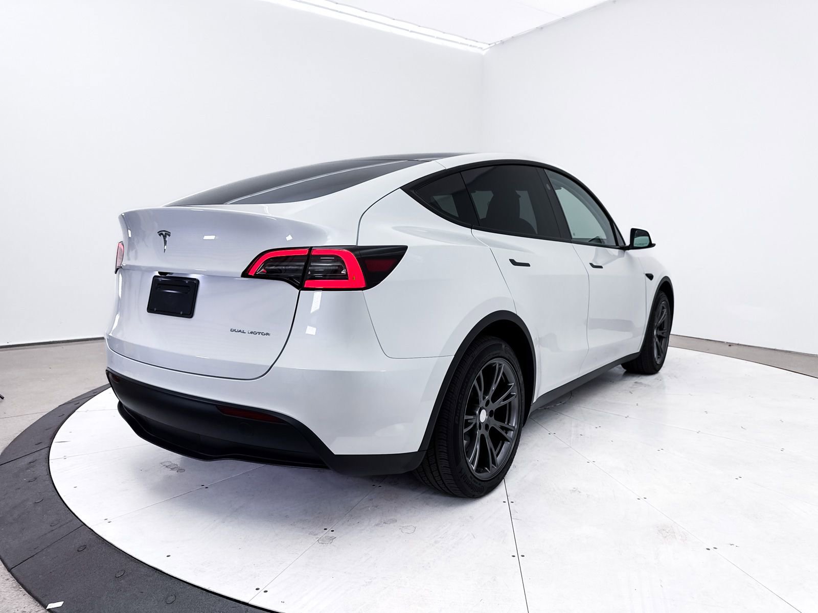 Used 2024 Tesla Model Y Long Range image 16