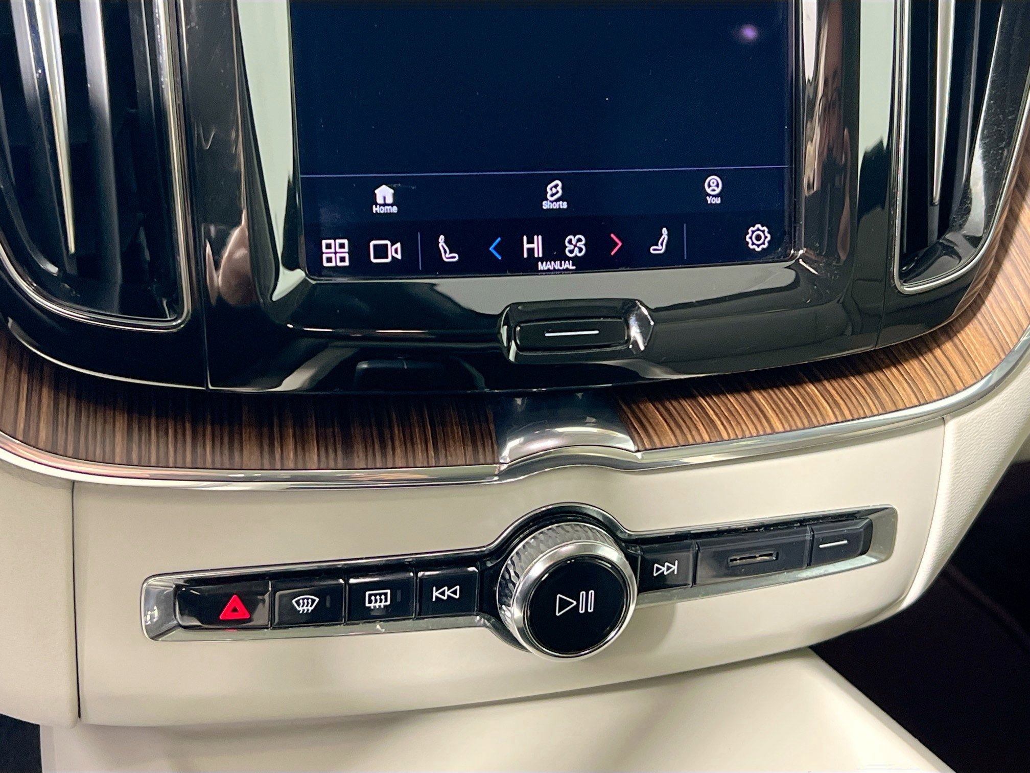 Used 2022 Volvo XC60 B5 Momentum image 27