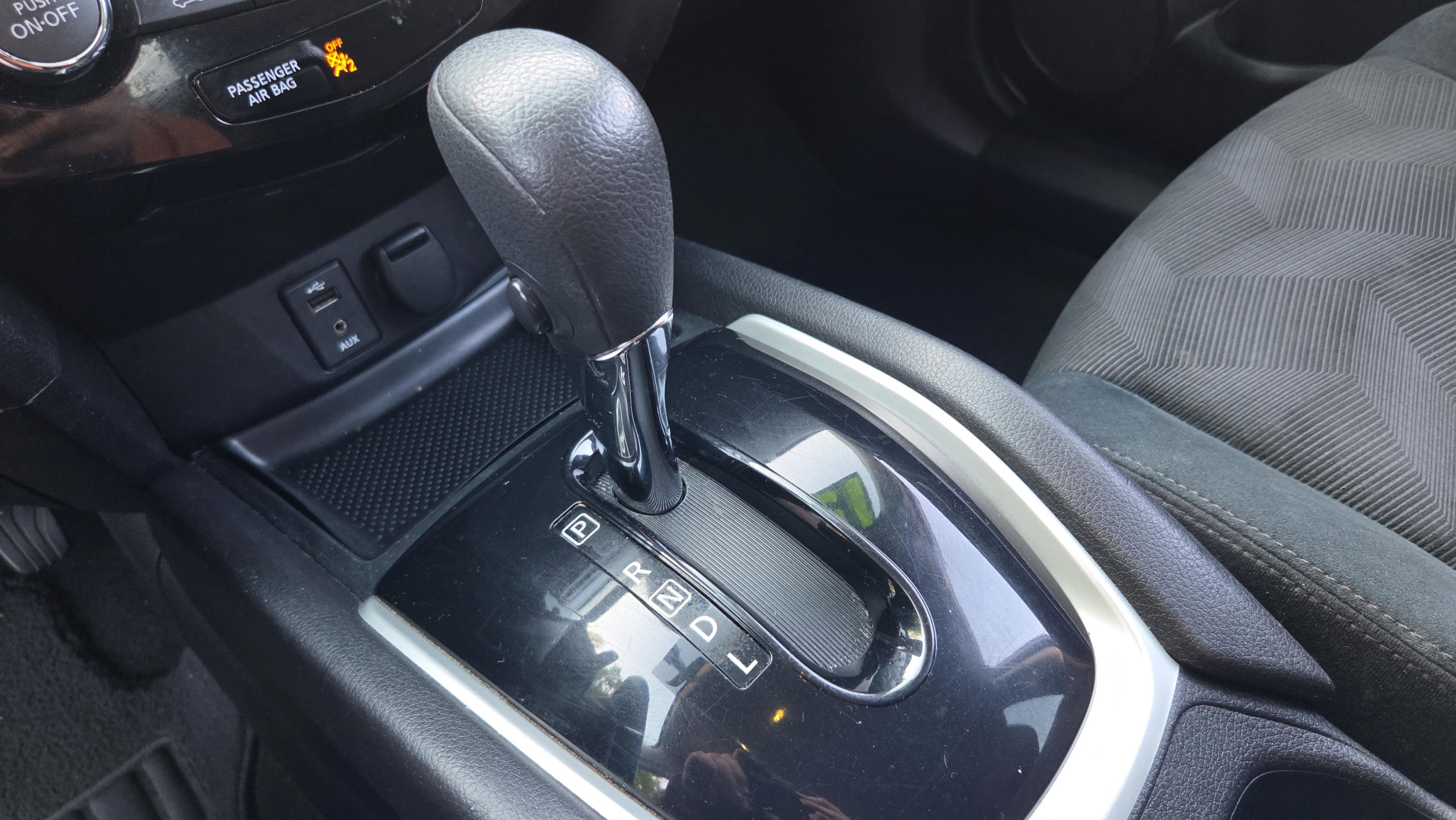 Used 2015 Nissan Rogue SV image 26