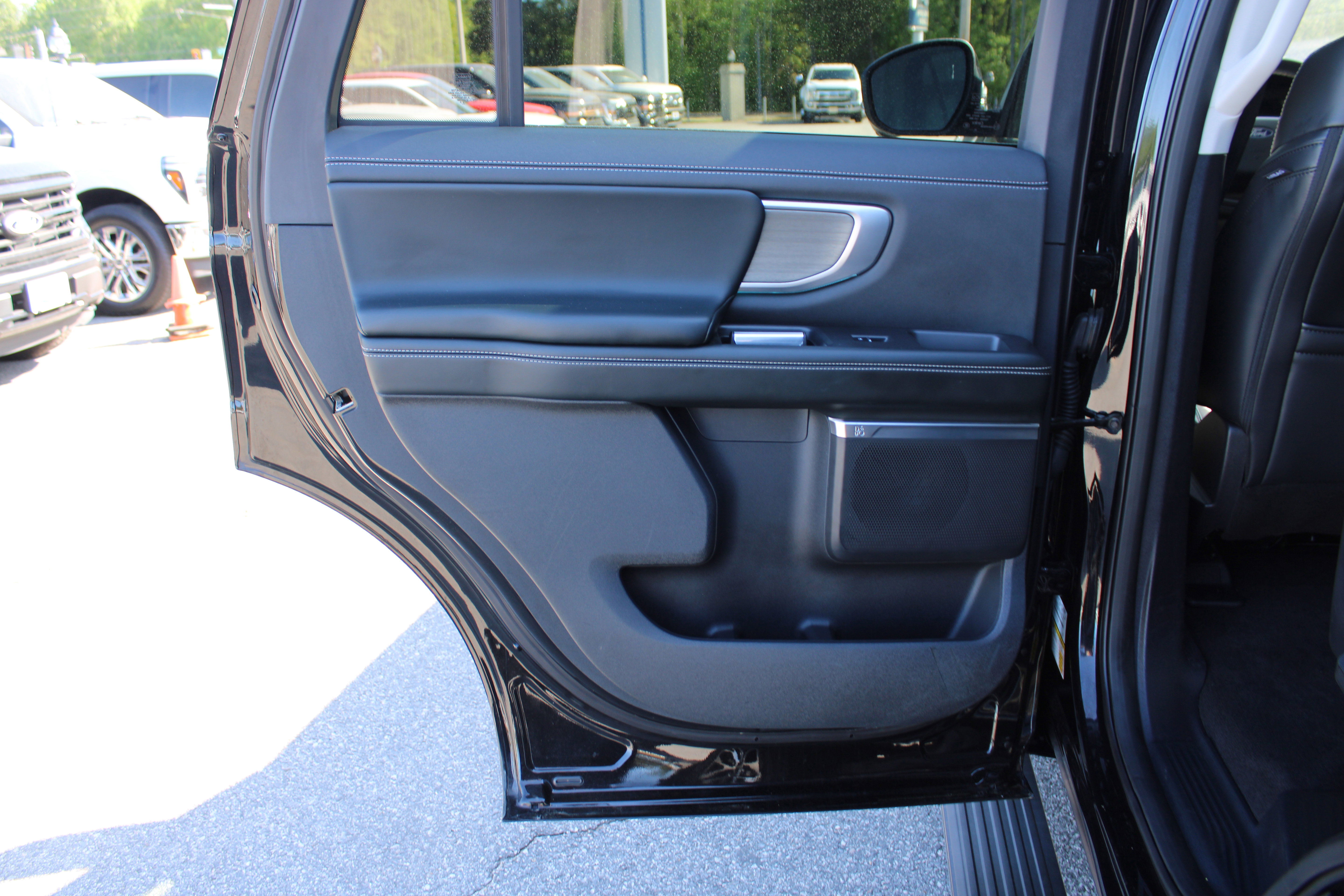 Used 2025 Ford Expedition Platinum image 14