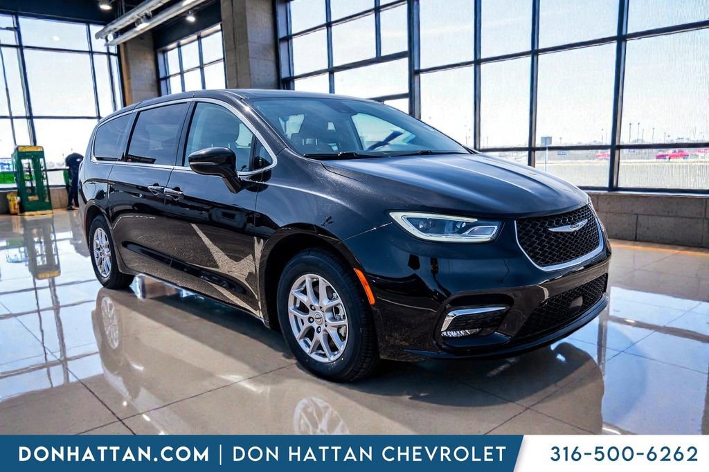 Used 2024 Chrysler Pacifica Touring-L image 32