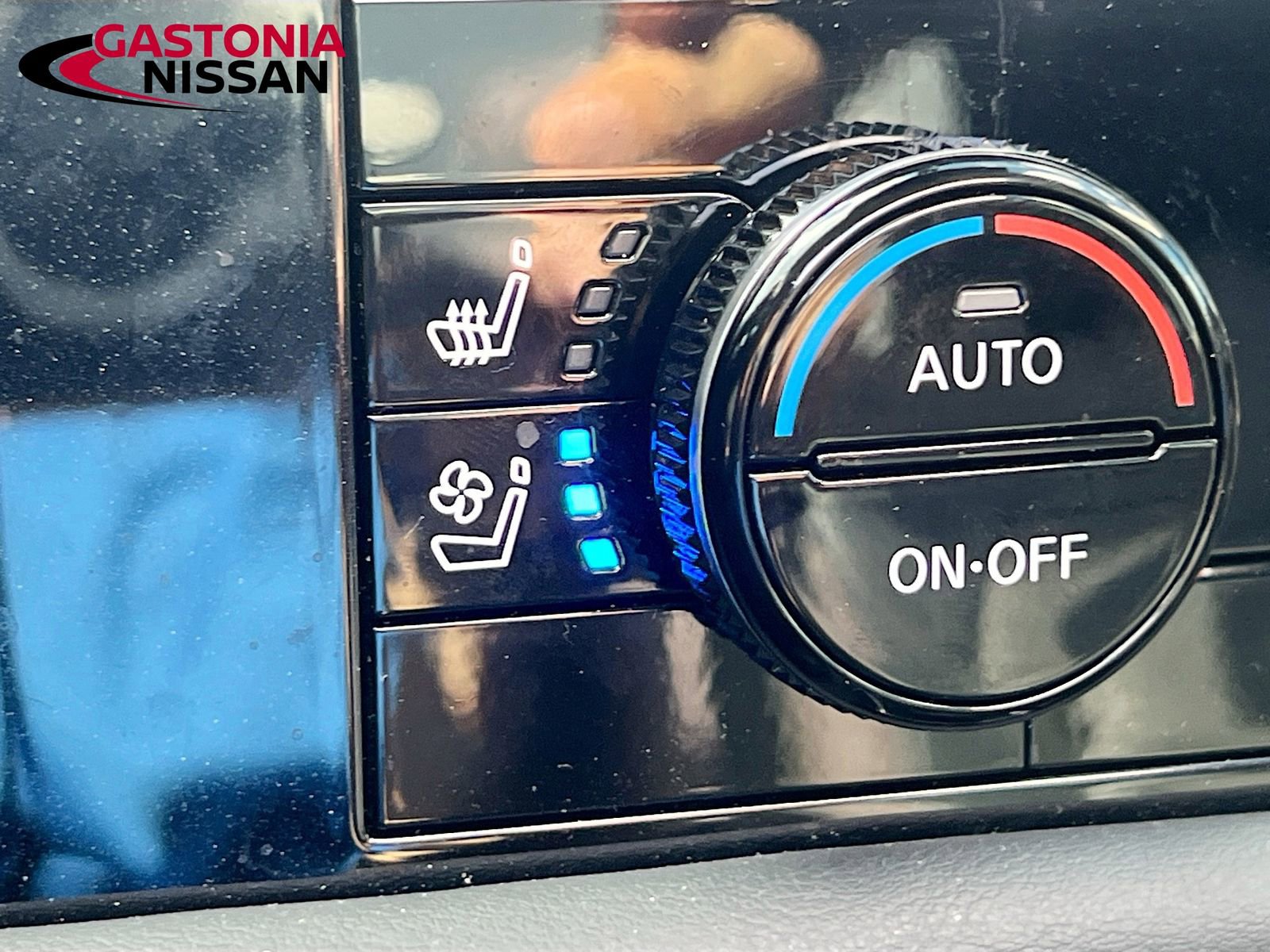 Used 2025 Nissan Pathfinder Platinum w/ Cargo Package image 27