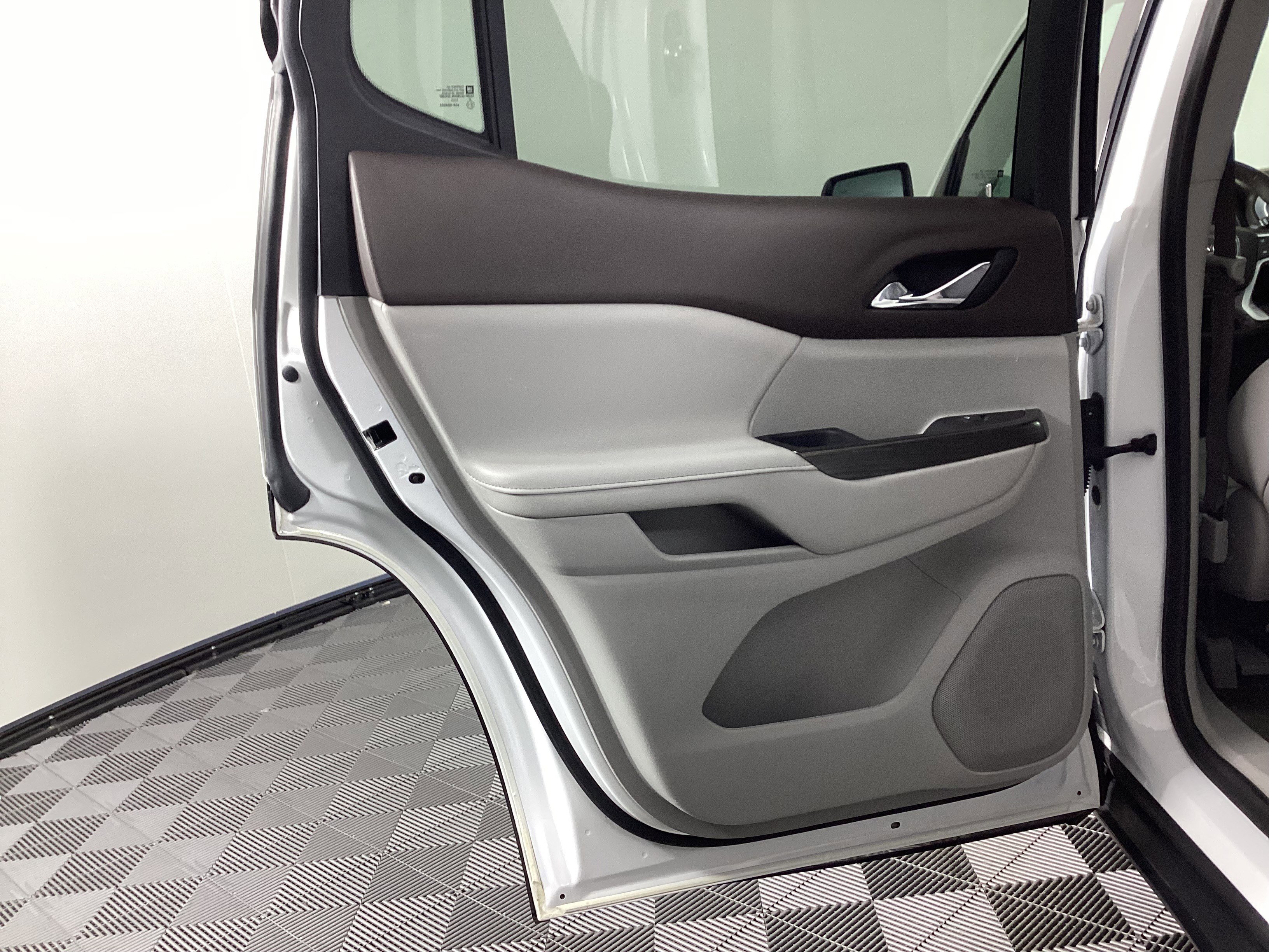 Used 2023 GMC Acadia SLT image 28