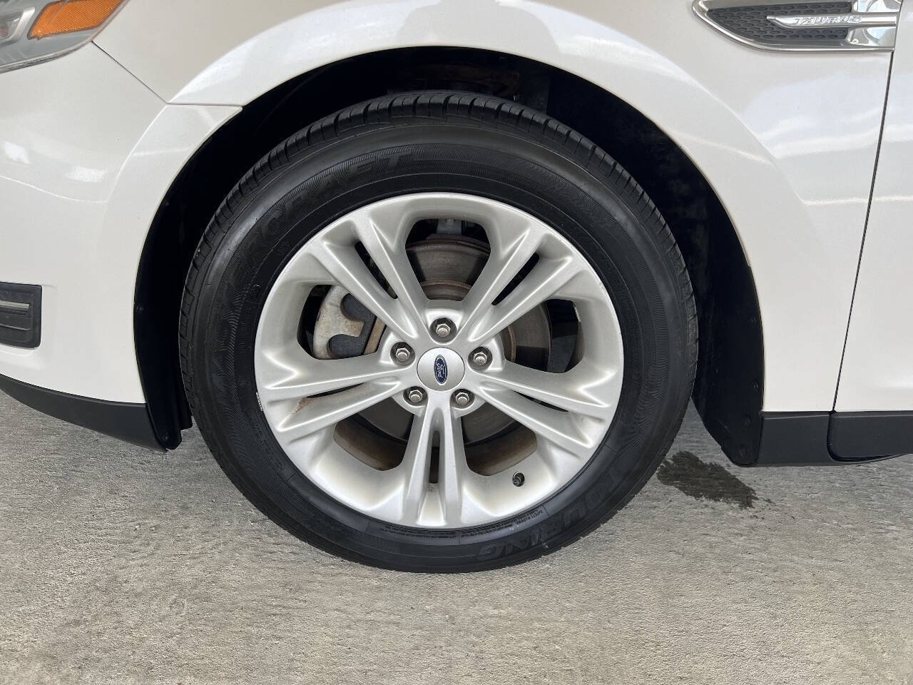 Used 2013 Ford Taurus SEL FWD image 20