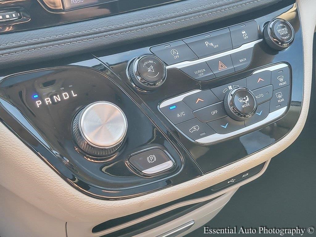 Used 2017 Chrysler Pacifica Limited image 18