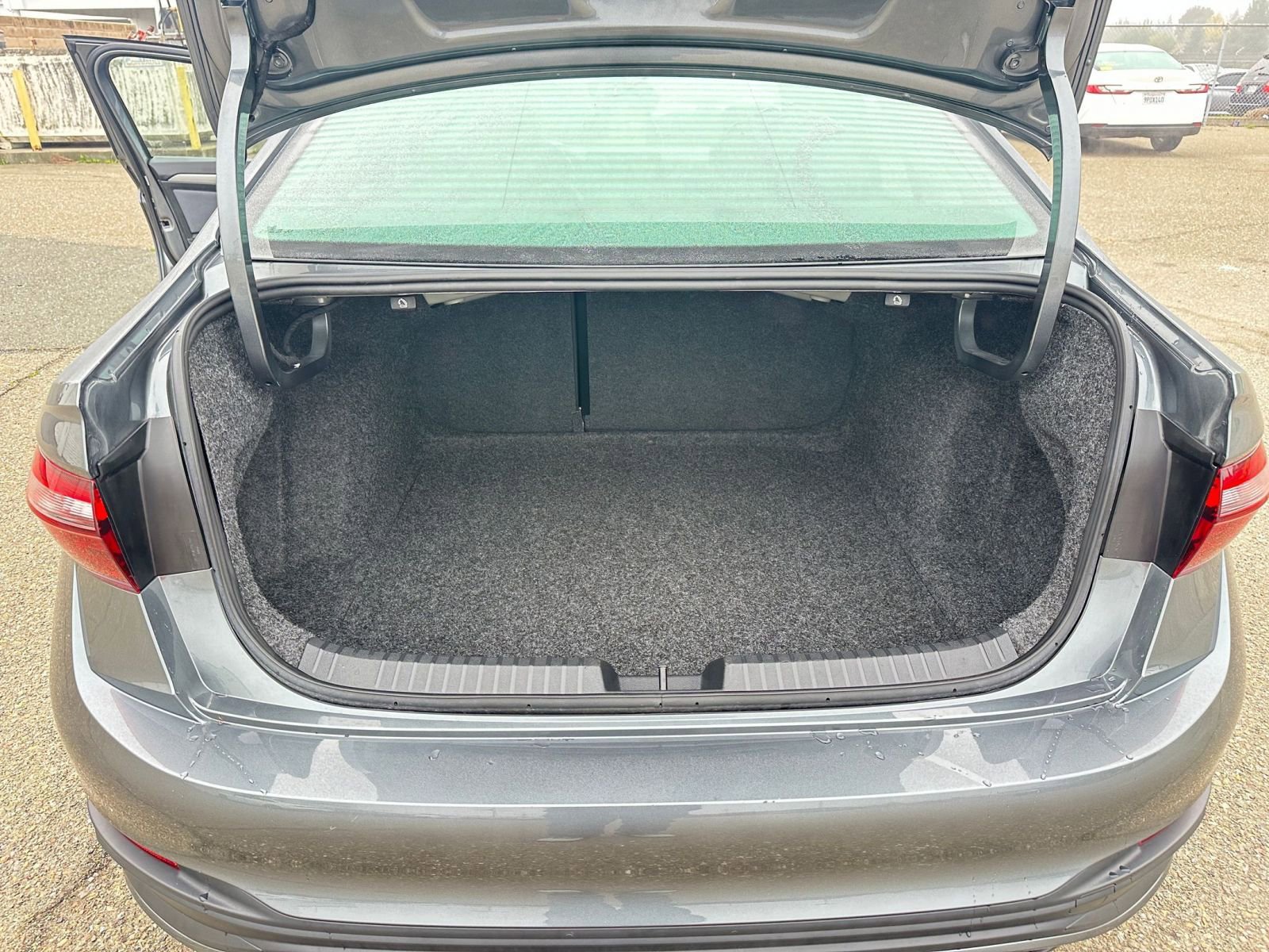 Used 2025 Volkswagen Jetta SE image 31