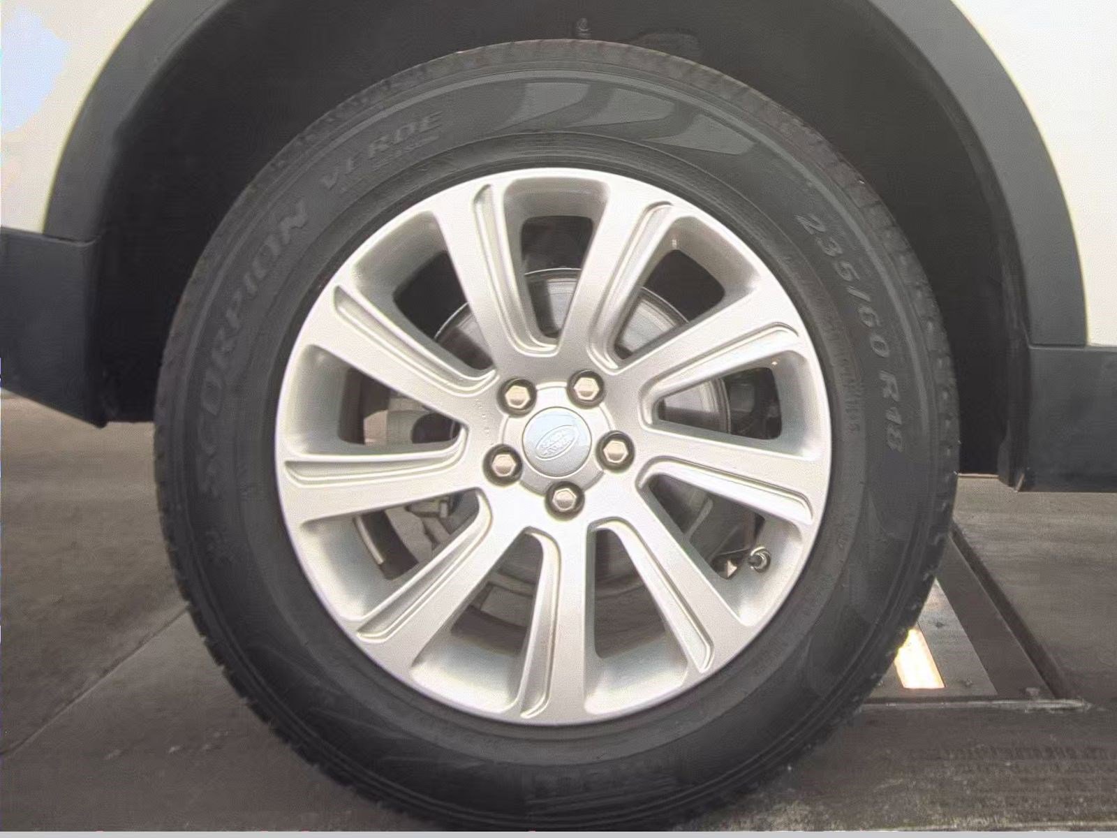 Used 2019 Land Rover Discovery Sport SE image 10