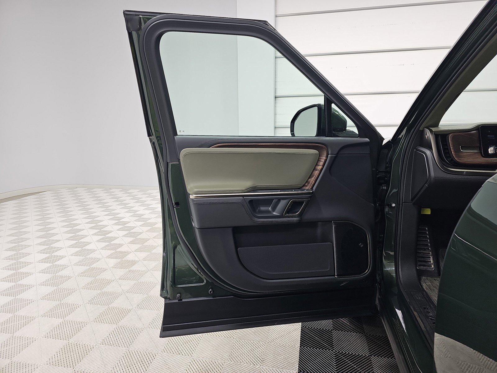 Used 2023 Rivian R1S Adventure image 16