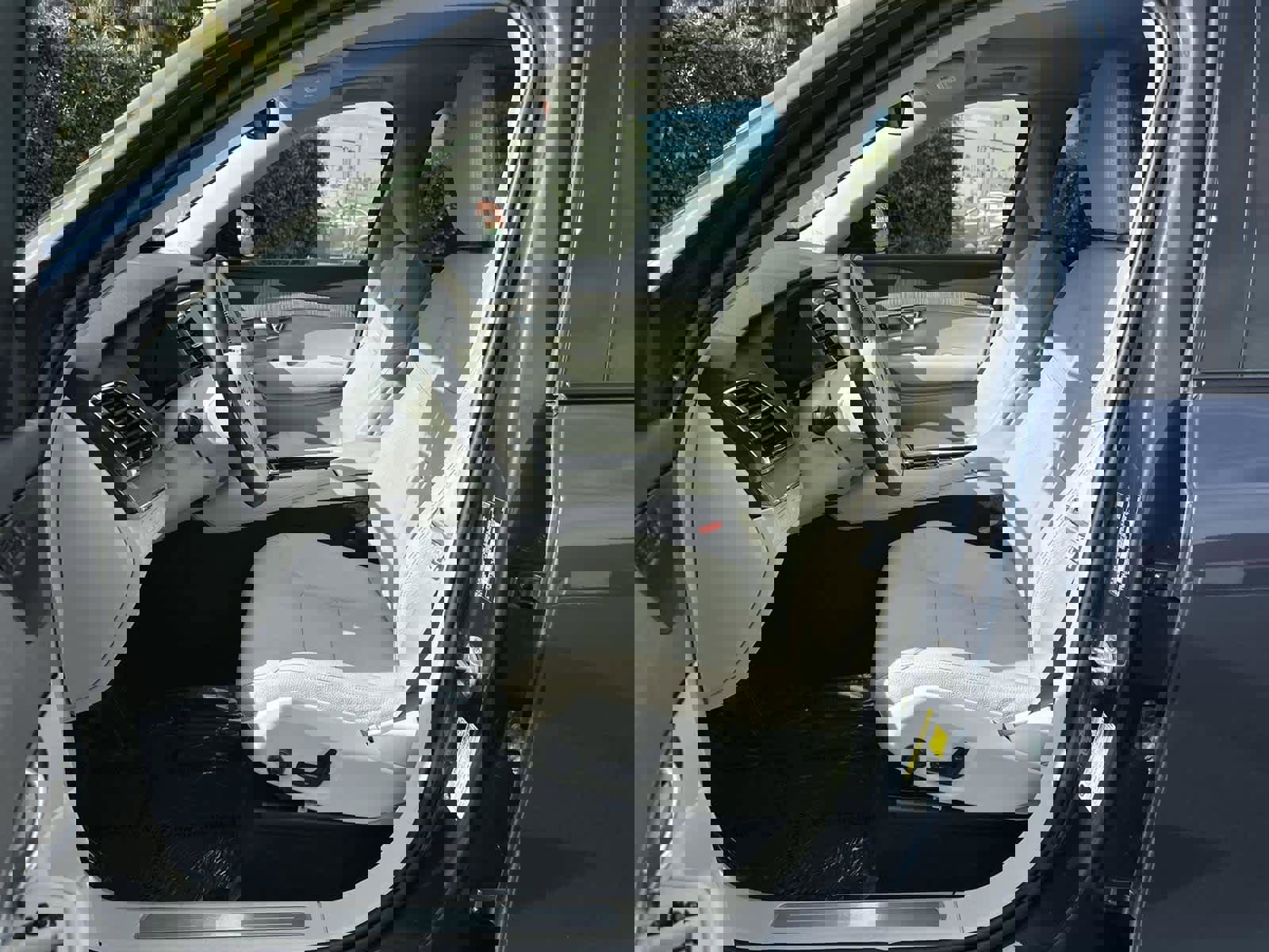 Used 2023 Volvo XC90 T8 Plus image 11