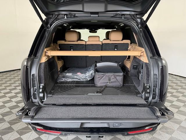 New 2026 Land Rover Range Rover Long Wheelbase SE AWD/4WD image 17