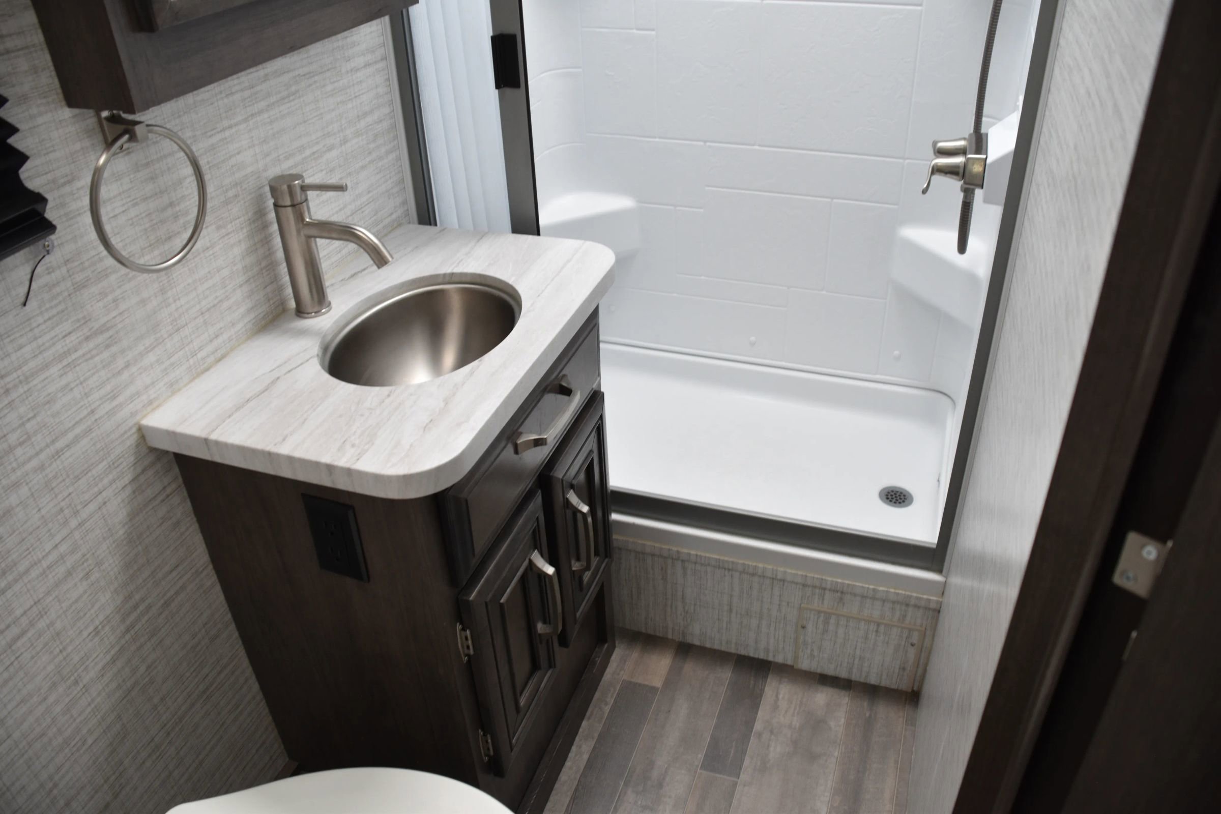 Used 2024 Ford E-450 and Econoline 450 Super Duty w/ Motorhome Prep Package RWD image 25