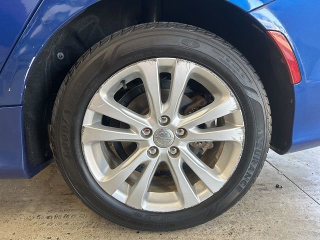 Used 2015 Chrysler 200 Limited image 7