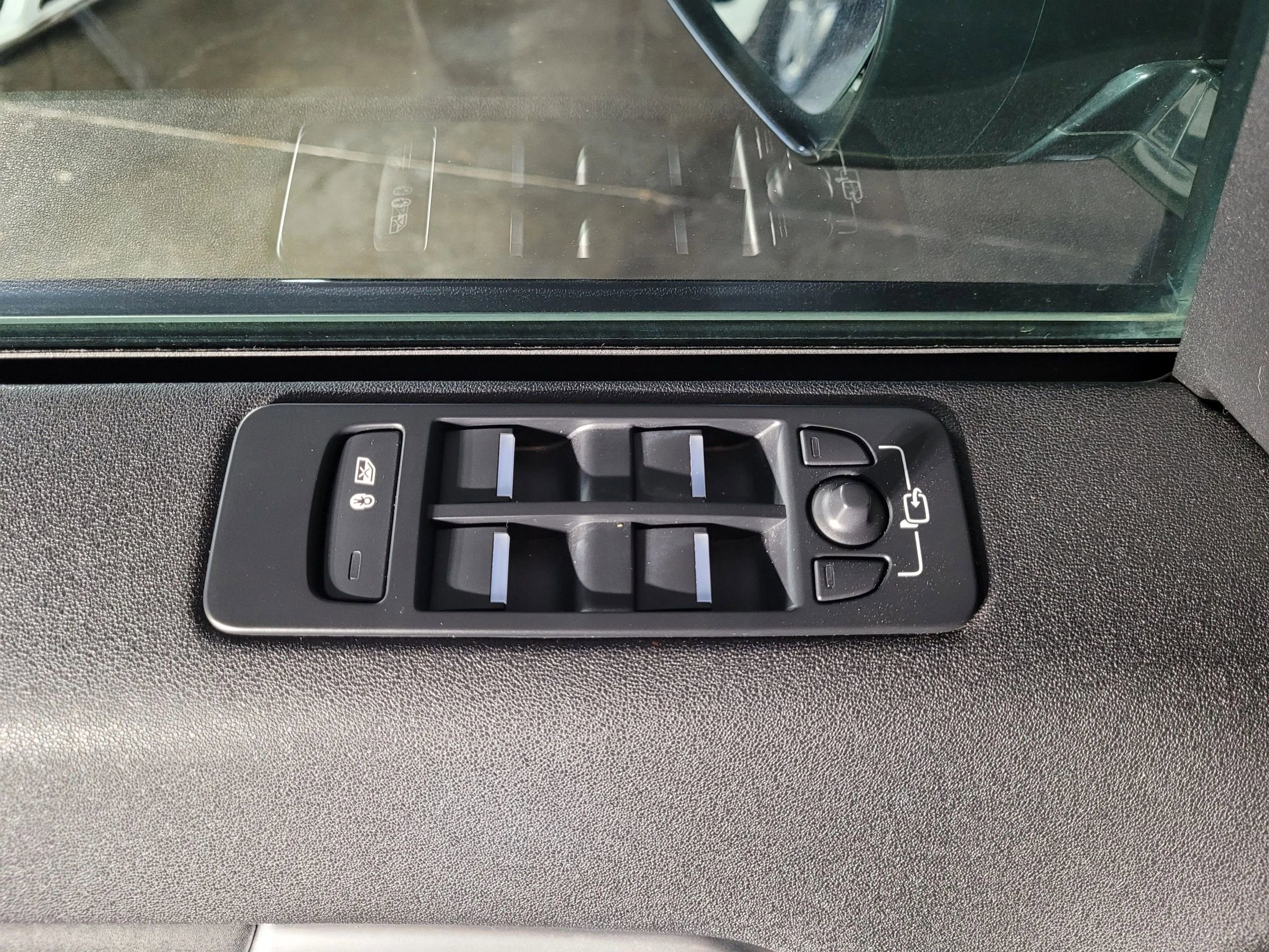 Used 2017 Land Rover Discovery Sport SE image 16