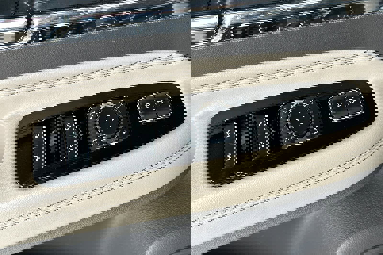 Used 2022 Lincoln Corsair FWD w/ Rear Removable Package Tray image 13