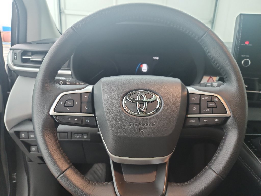 Used 2025 Toyota Sienna XLE FWD image 24