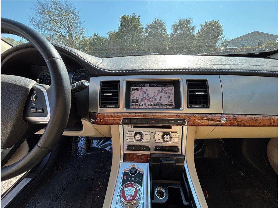 Used 2015 Jaguar XF Premium RWD image 11