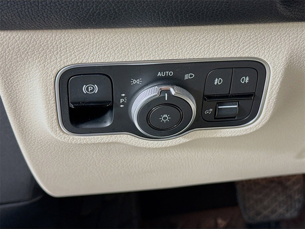 Used 2025 Mercedes-Benz GLB 250 4MATIC image 11