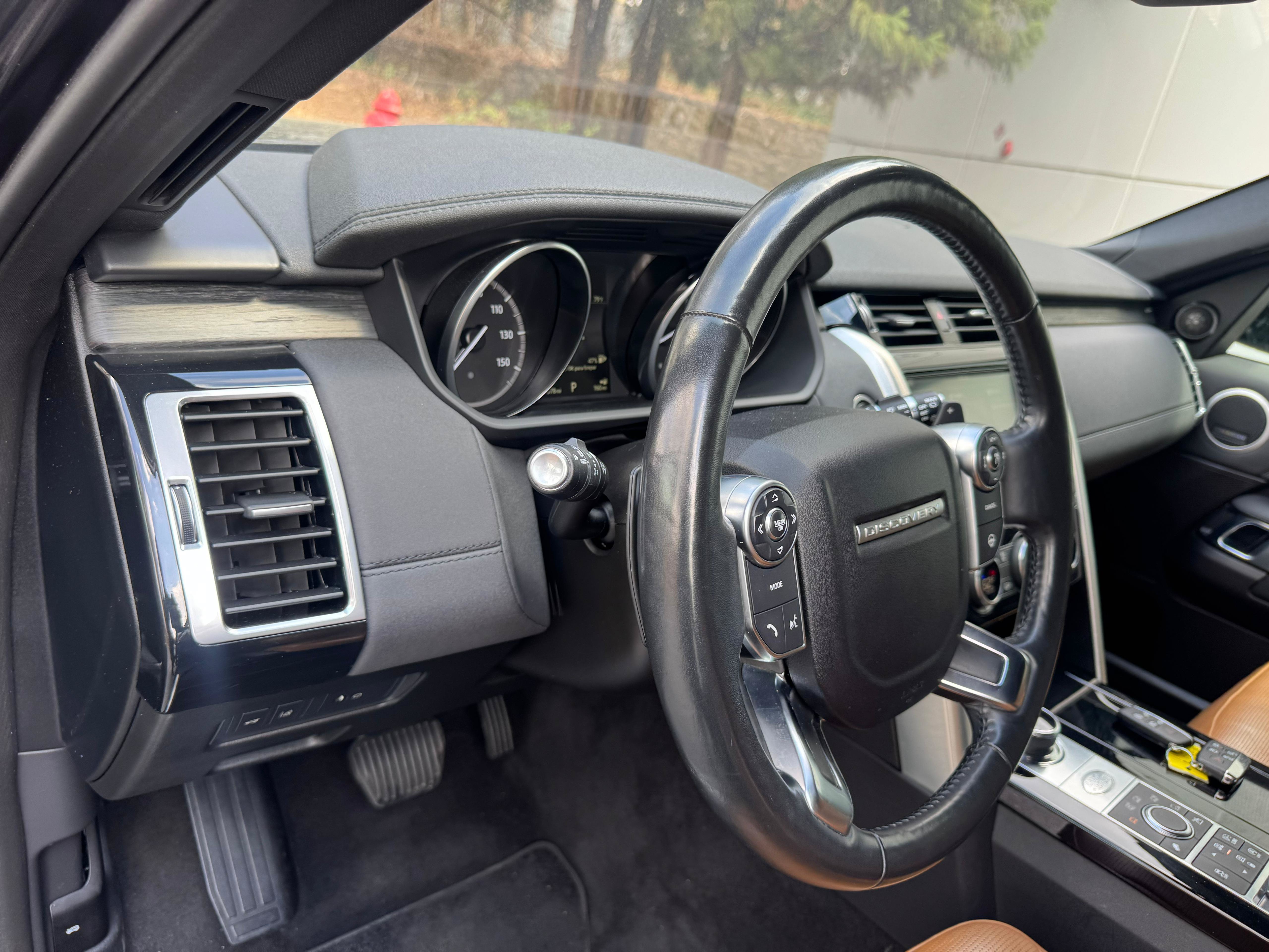 Used 2017 Land Rover Discovery HSE AWD/4WD image 28
